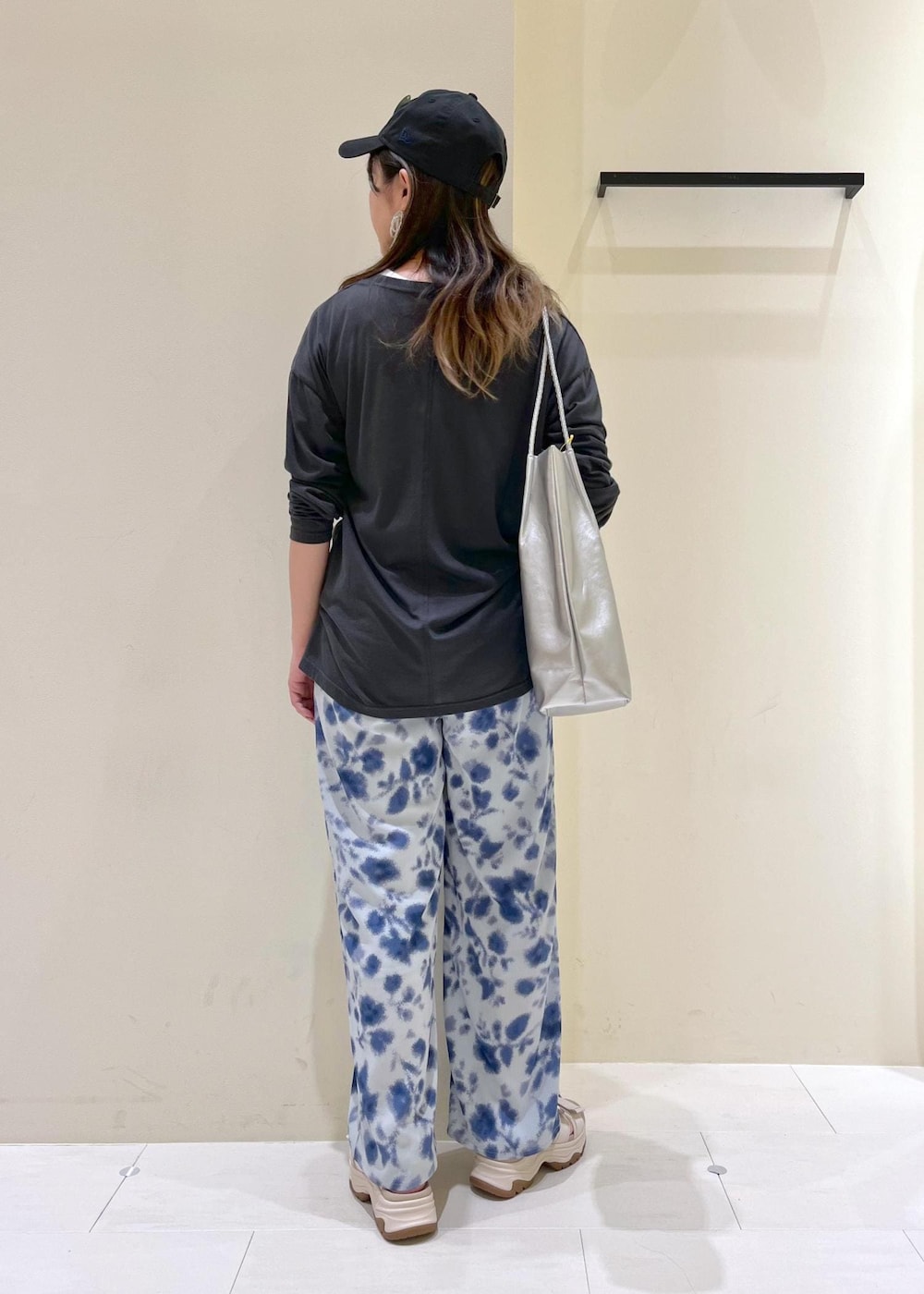 シルバー系のトートバッグ、ブルー系のその他パンツ、グレー系のTシャツ/カットソーを着用したレディースの春コーディネートの5枚目の写真