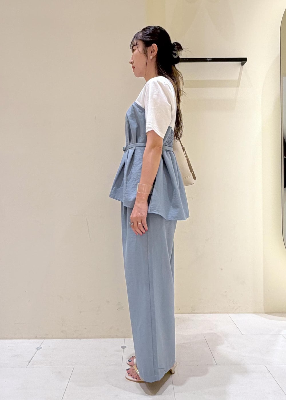 ホワイト系のショルダーバッグ、ホワイト系のサンダル、ブルー系のその他パンツを着用したレディースの夏コーディネートの5枚目の写真