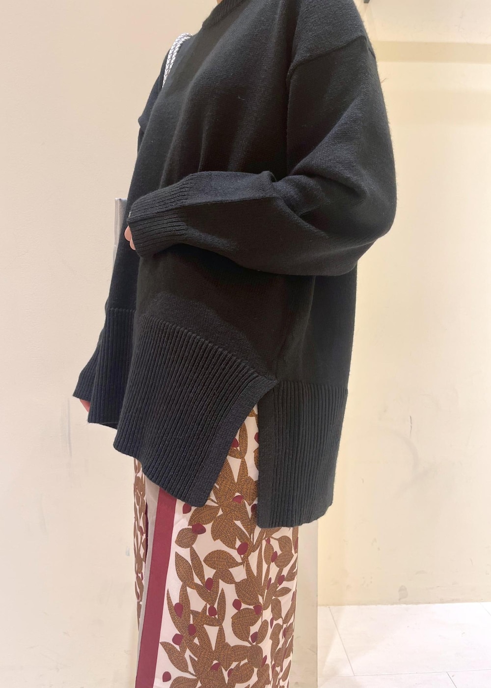 シルバー系のトートバッグ、シルバー系のトートバッグ、ベージュ系のその他パンツを着用したレディースの秋コーディネートの7枚目の写真