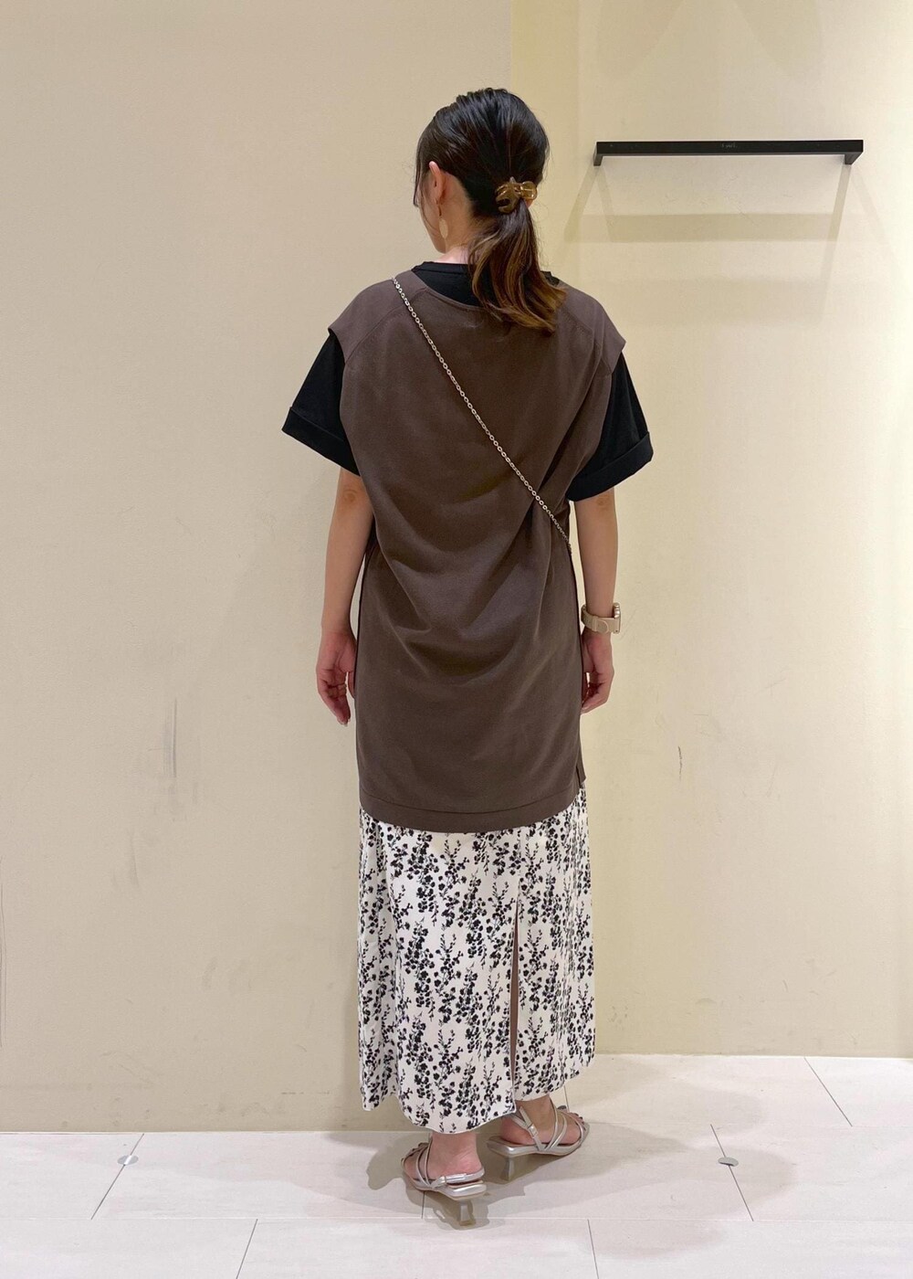 その他のショルダーバッグ、シルバー系のサンダル、ホワイト系のスカートを着用したレディースの夏コーディネートの4枚目の写真