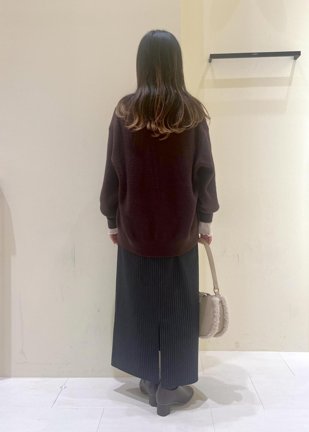 ブルー系のワンピース、ブラウン系のカーディガン/ボレロ、ホワイト系のTシャツ/カットソーを着用したレディースの秋コーディネートの3枚目の写真