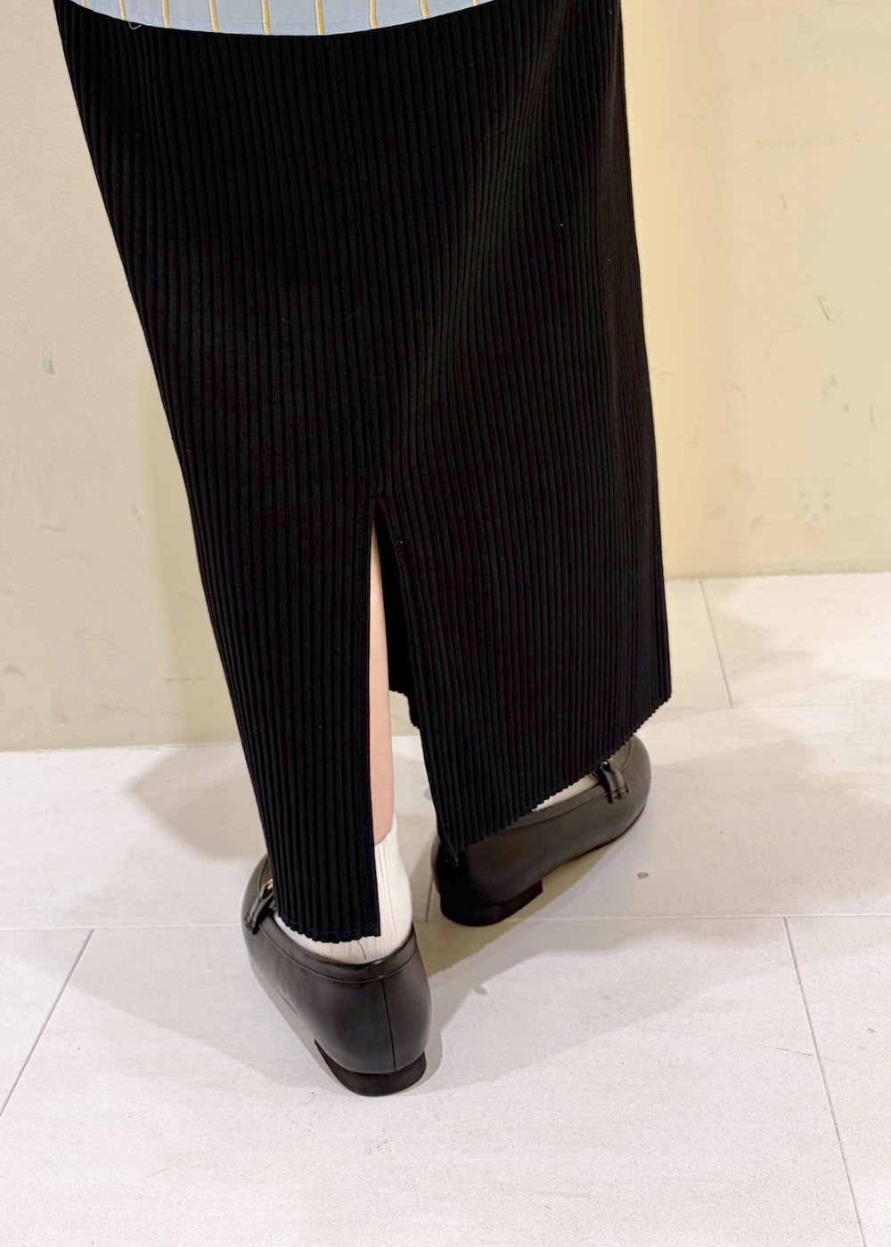 ホワイト系のニット/セーター、ブラック系のローファー、ホワイト系のボストンバッグを着用したレディースの冬コーディネートの9枚目の写真