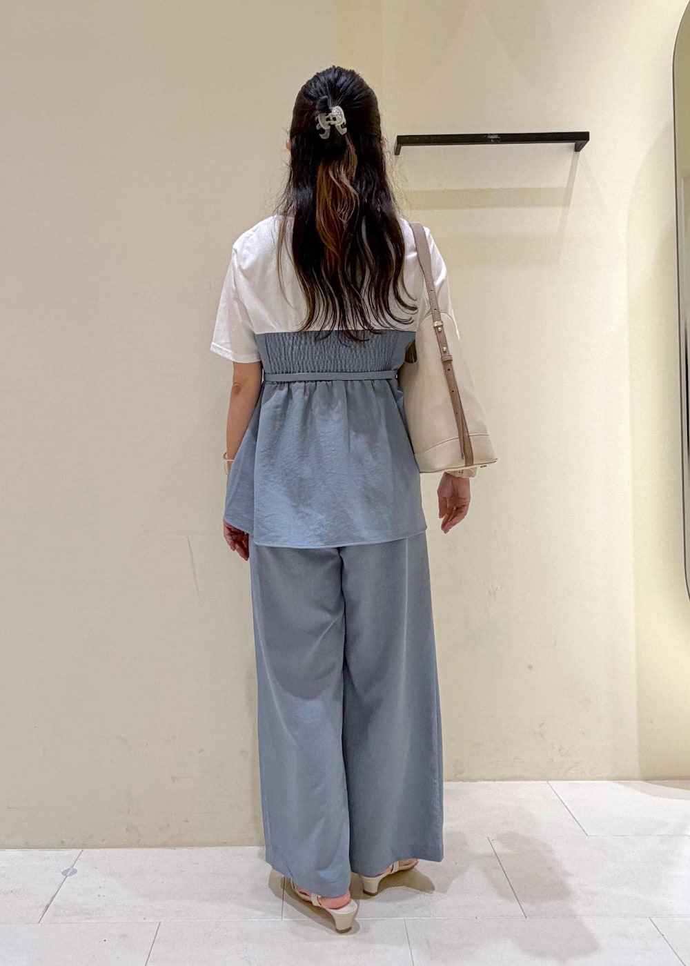 ホワイト系のショルダーバッグ、ホワイト系のサンダル、ブルー系のその他パンツを着用したレディースの夏コーディネートの4枚目の写真