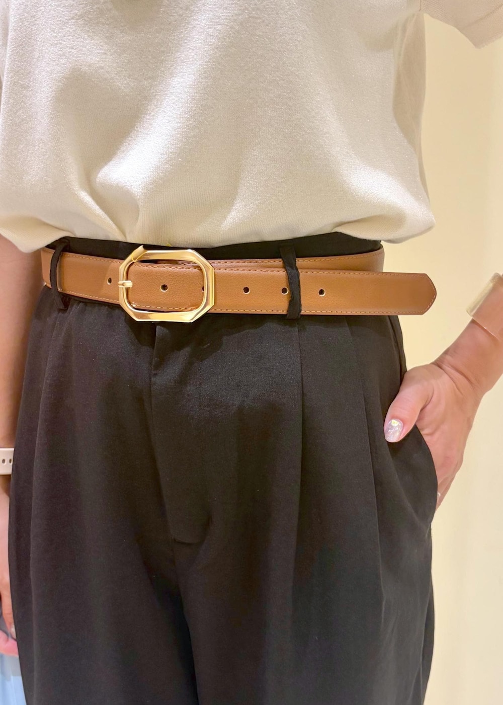ブラウン系のサンダル、ブラック系のその他パンツ、ブルー系のエコバッグ/サブバッグを着用したレディースの夏コーディネートの7枚目の写真