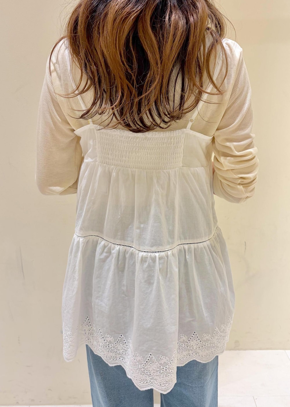 レッド系のバレエシューズ、ベージュ系のショルダーバッグ、ベージュ系のTシャツ/カットソーを着用したレディースの冬コーディネートの7枚目の写真