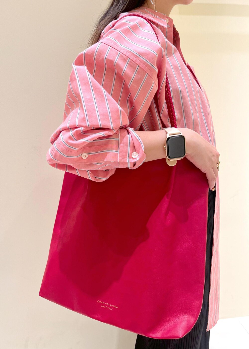 レッド系のトートバッグ、ブラック系のスカート、レッド系のシャツ/ブラウスを着用したレディースの春コーディネートの6枚目の写真