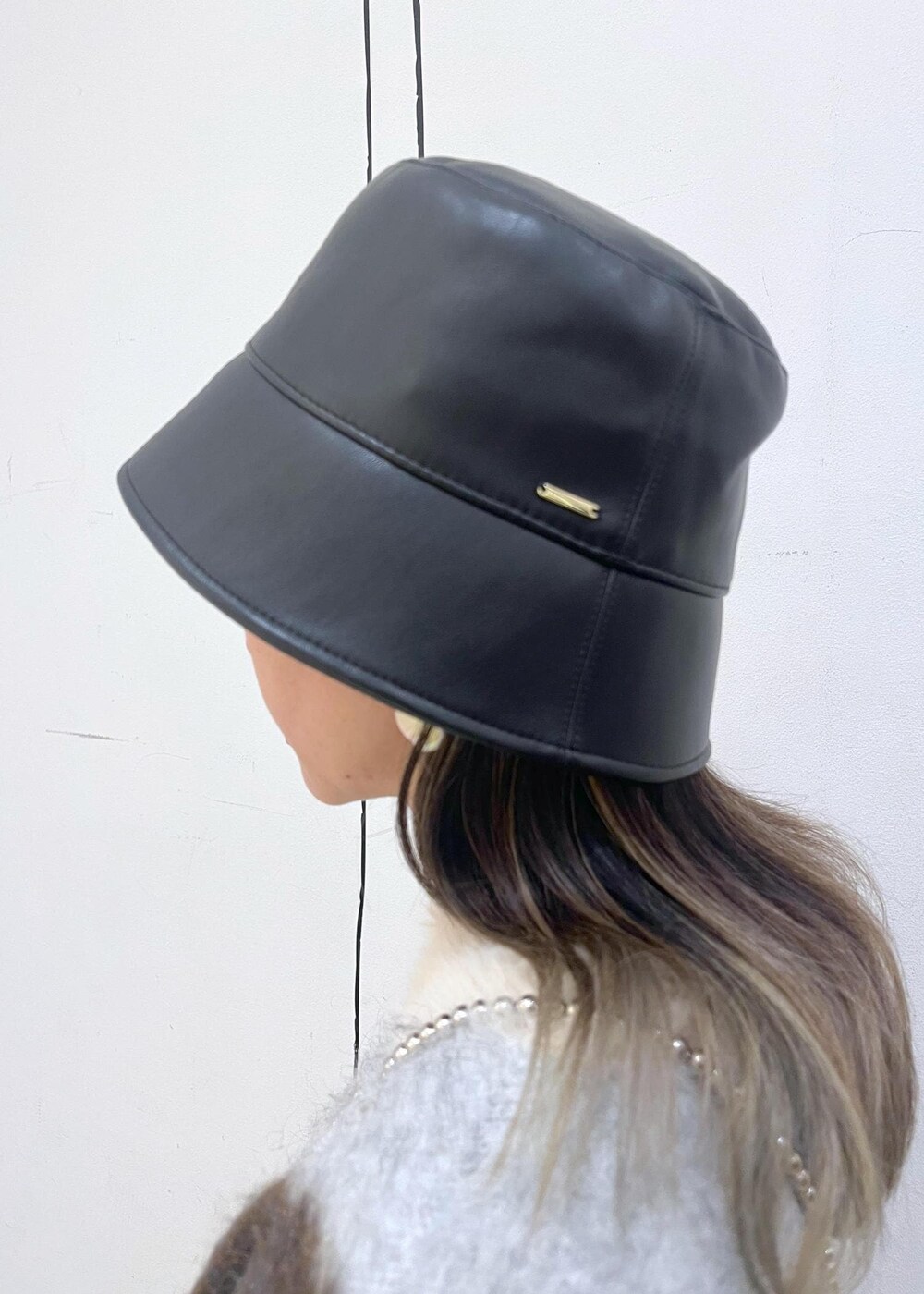 イエロー系のその他パンツ、ブラック系のショルダーバッグ、ブラウン系のニット/セーターを着用したレディースの秋コーディネートの5枚目の写真