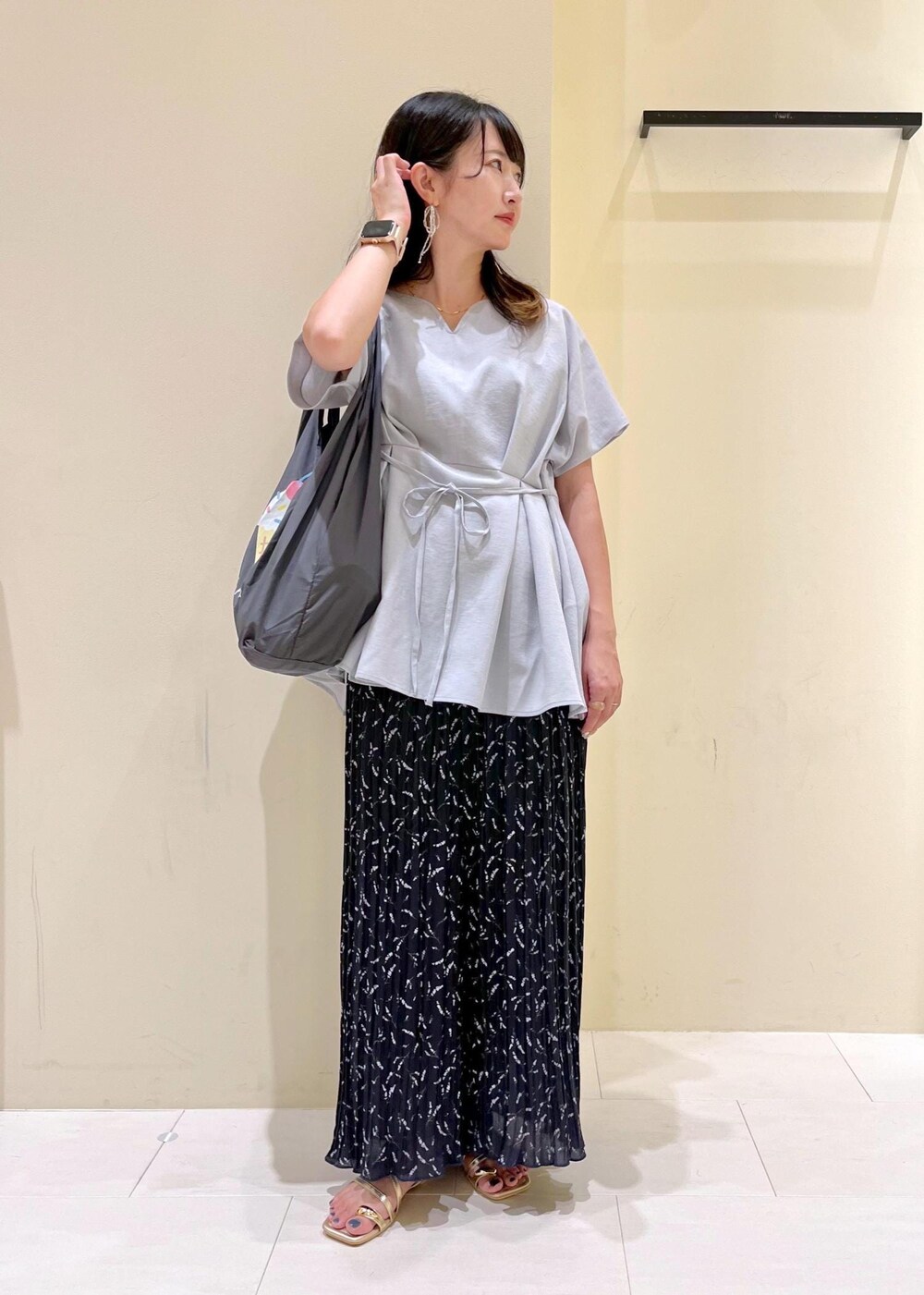 ゴールド系のサンダル、ブルー系のその他パンツ、ブルー系のシャツ/ブラウスを着用したレディースの夏コーディネートの2枚目の写真