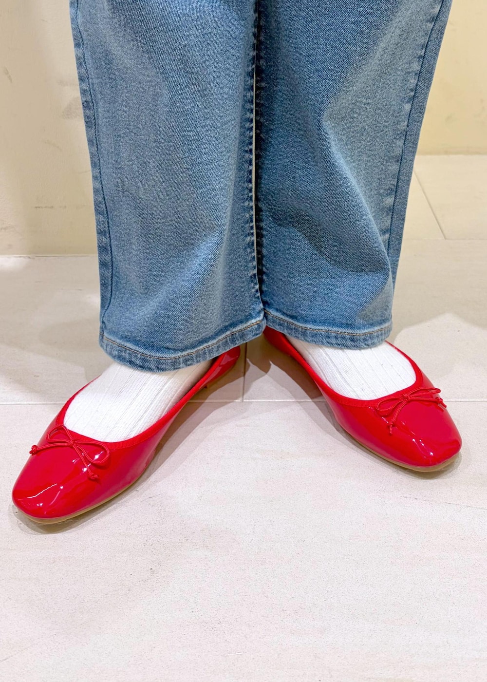 レッド系のバレエシューズ、ベージュ系のショルダーバッグ、ベージュ系のTシャツ/カットソーを着用したレディースの冬コーディネートの10枚目の写真