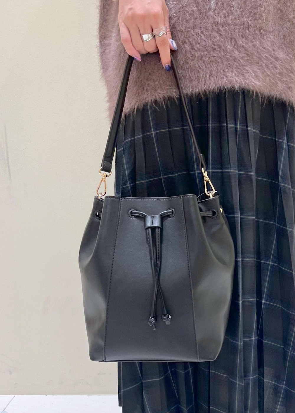 グレー系のタンクトップ、ブラック系のローファー、ブラック系のショルダーバッグを着用したレディースの夏コーディネートの9枚目の写真