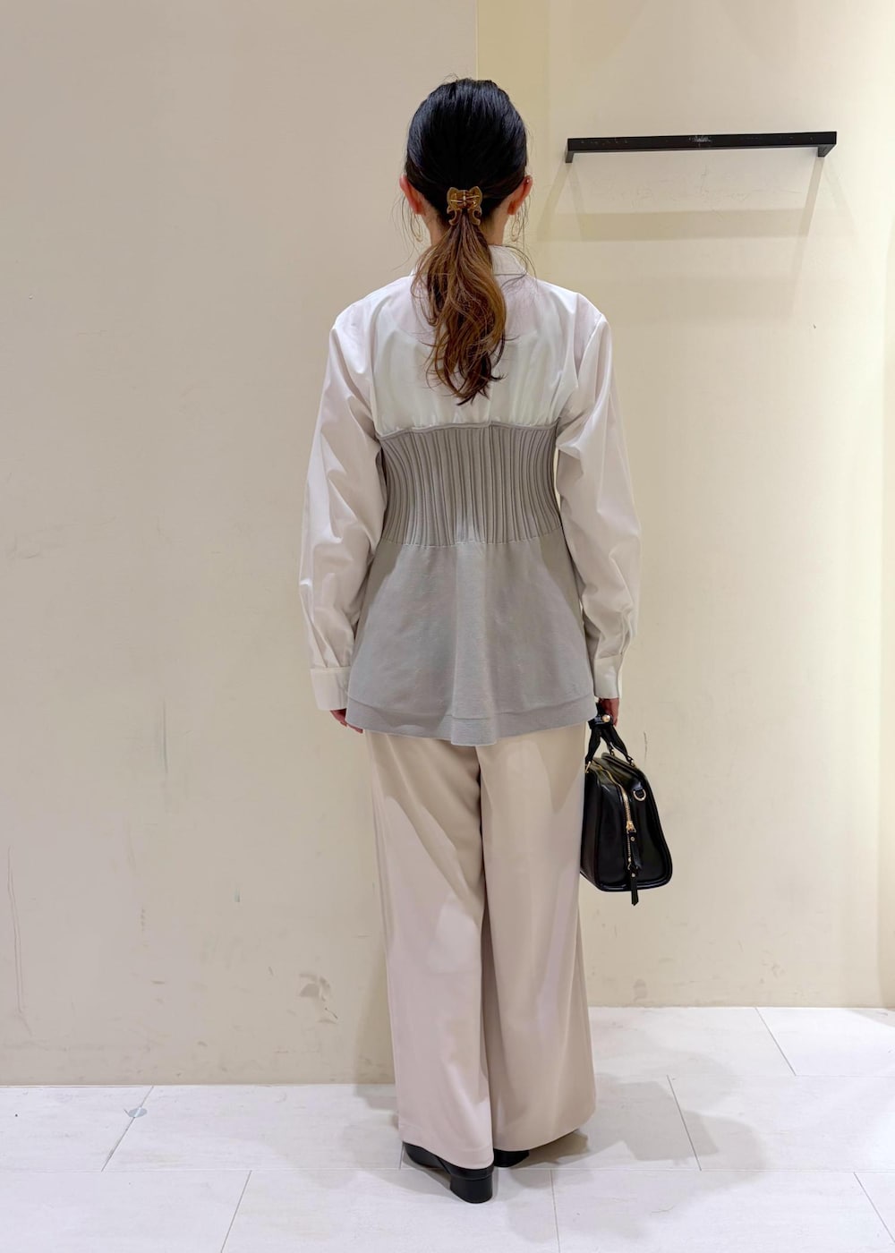 ブラック系のボストンバッグ、グレー系のシャツ/ブラウス、ベージュ系のその他パンツを着用したレディースの冬コーディネートの3枚目の写真