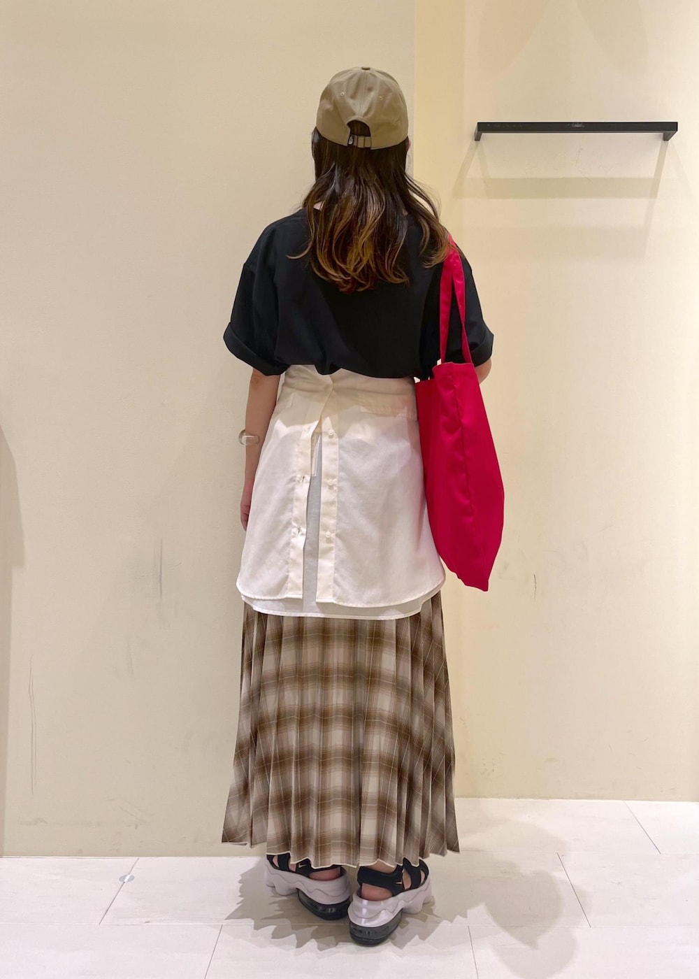 ホワイト系のシャツ/ブラウス、イエロー系のスカート、ブラック系のTシャツ/カットソーを着用したレディースの夏コーディネートの3枚目の写真