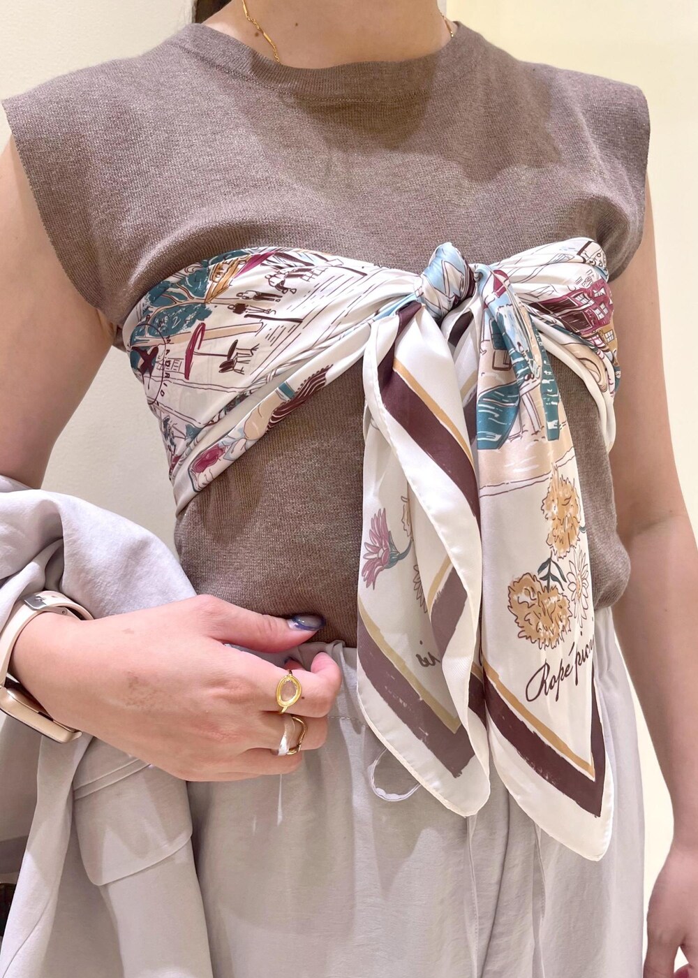 その他のニット/セーター、ベージュ系のその他パンツ、ベージュ系のテーラードジャケットを着用したレディースの夏コーディネートの5枚目の写真