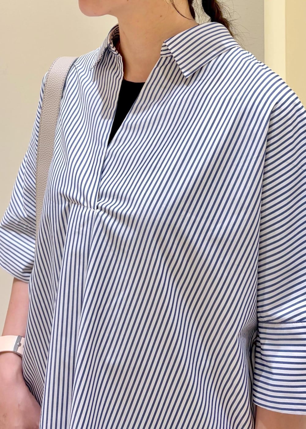 ブルー系のシャツ/ブラウス、ブラック系のニット/セーター、グレー系のその他パンツを着用したレディースの春コーディネートの5枚目の写真