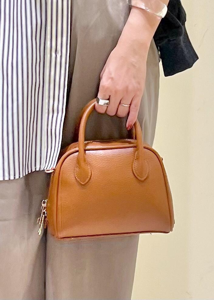 ブラック系のローファー、ベージュ系のその他パンツ、ホワイト系のシャツ/ブラウスを着用したレディースの秋コーディネートの9枚目の写真