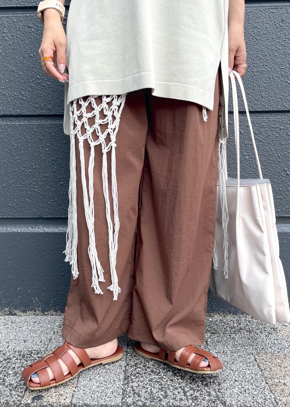 ホワイト系のトートバッグ、ホワイト系のスカート、ブラウン系のその他パンツを着用したレディースの夏コーディネートの8枚目の写真