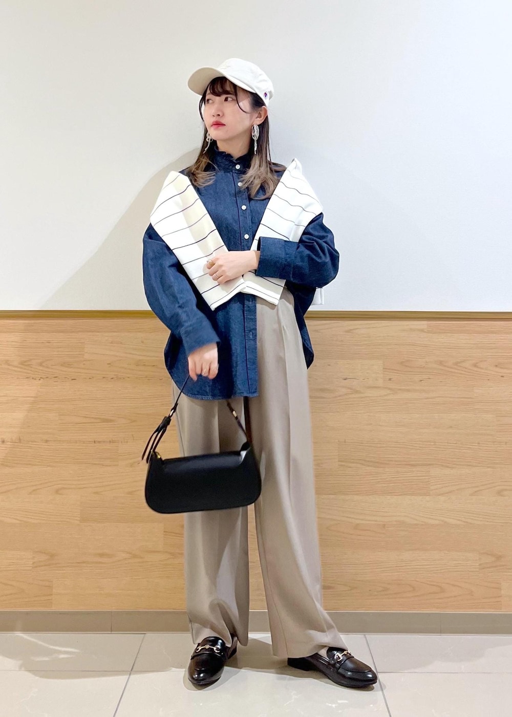 ブラック系のローファー、ブラック系のハンドバッグ、ブラック系のパンプスを着用したレディースの冬コーディネートの2枚目の写真