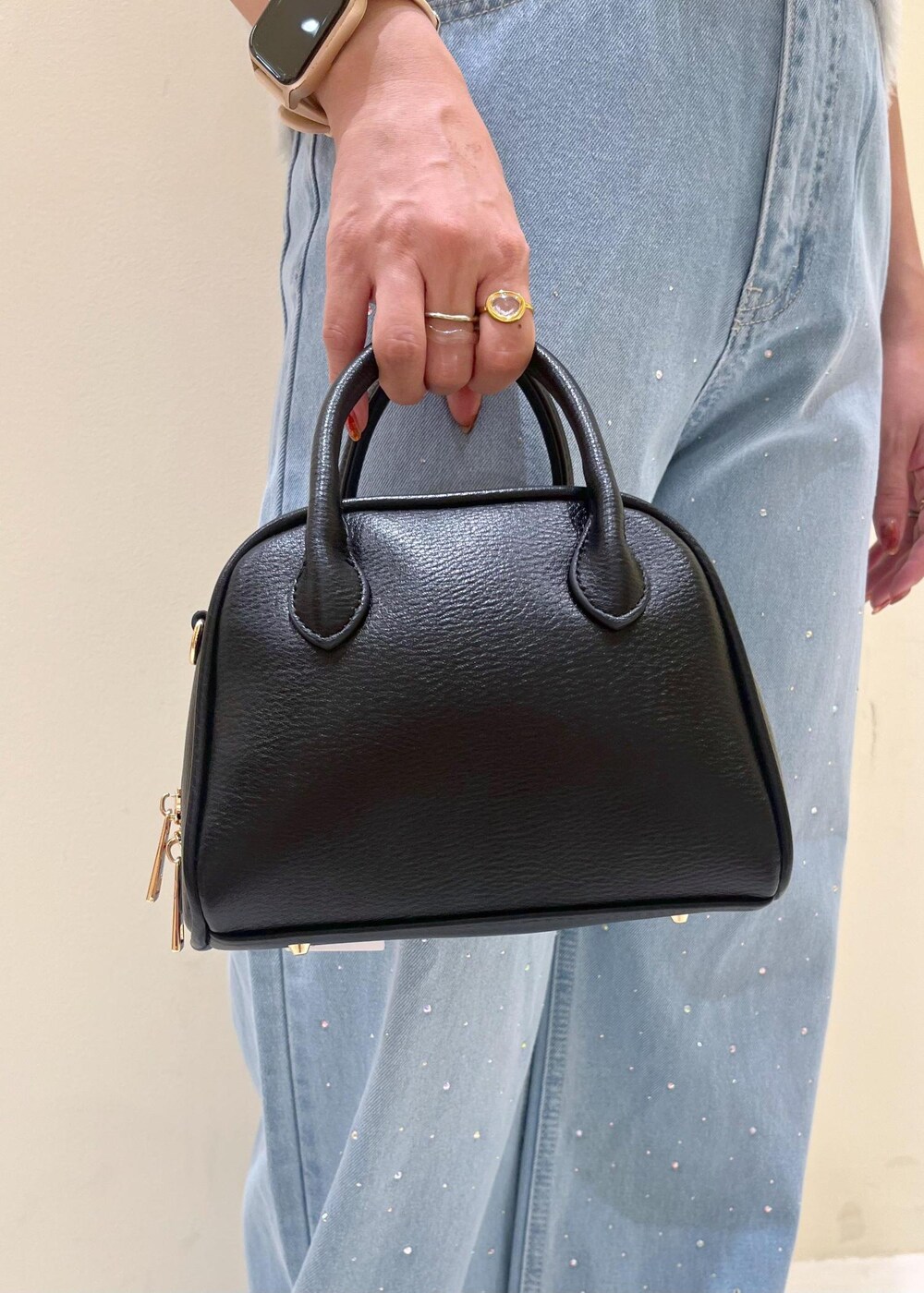 ブルー系のデニムパンツ、グレー系のベスト、ブラック系のローファーを着用したレディースの秋コーディネートの9枚目の写真