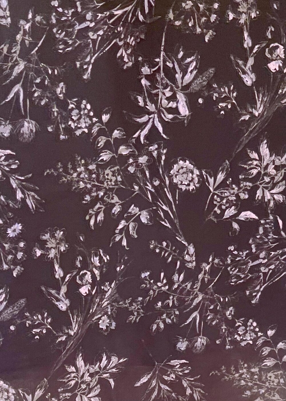 ブラウン系のトートバッグ、ゴールド系のサンダル、ブラック系のワンピースを着用したレディースの夏コーディネートの8枚目の写真