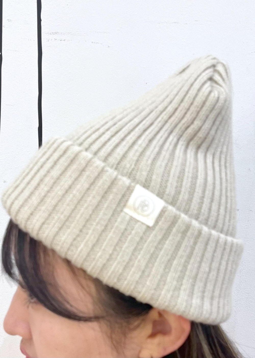 ホワイト系のトートバッグ、ピンク系のニット/セーター、ブラック系のスカートを着用したレディースの冬コーディネートの7枚目の写真