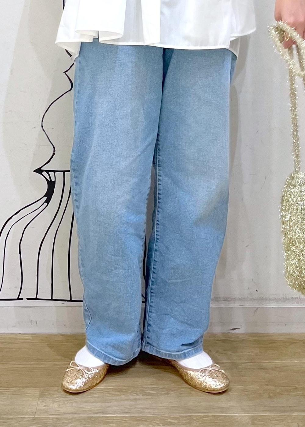 ブラック系のニット/セーター、ゴールド系のバレエシューズ、ホワイト系のキャミソールを着用したレディースの冬コーディネートの8枚目の写真