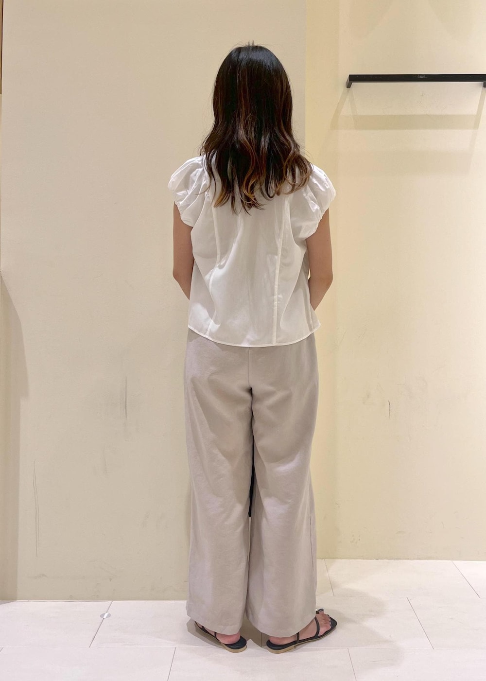 その他のニット/セーター、ベージュ系のその他パンツ、ブラック系のサンダルを着用したレディースの夏コーディネートの3枚目の写真