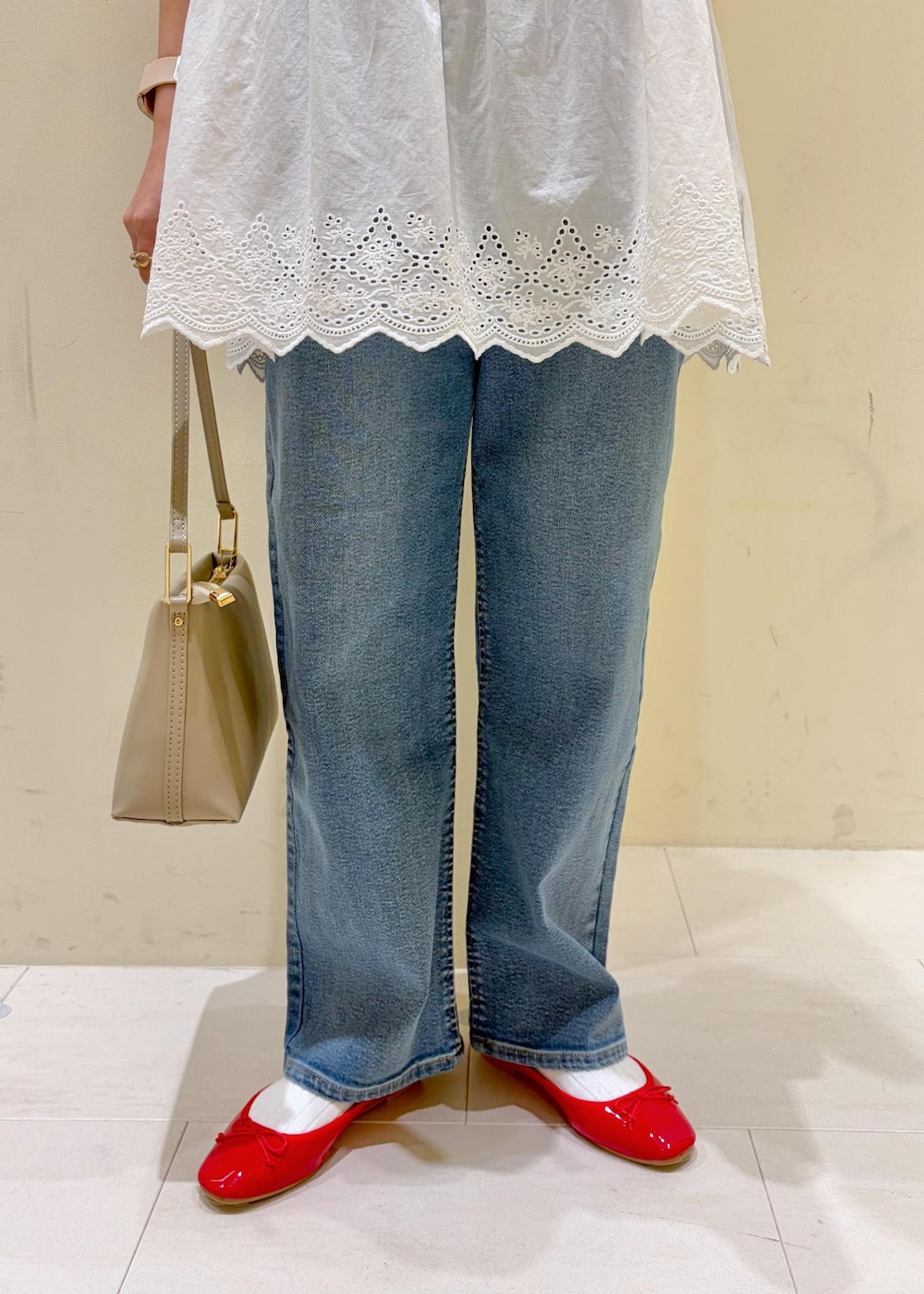 レッド系のバレエシューズ、ベージュ系のショルダーバッグ、ベージュ系のTシャツ/カットソーを着用したレディースの冬コーディネートの8枚目の写真