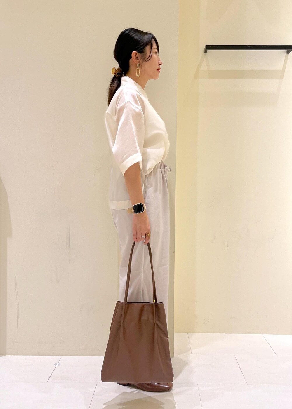 ベージュ系のタンクトップ、ホワイト系のシャツ/ブラウス、ベージュ系のその他パンツを着用したレディースの夏コーディネートの2枚目の写真