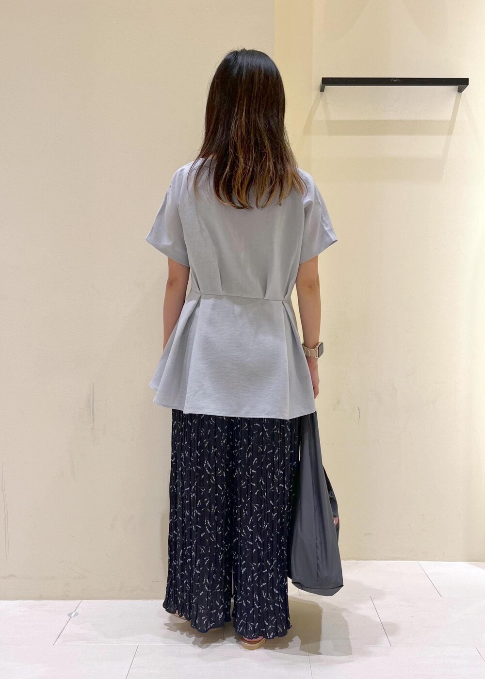 ゴールド系のサンダル、ブルー系のその他パンツ、ブルー系のシャツ/ブラウスを着用したレディースの夏コーディネートの4枚目の写真