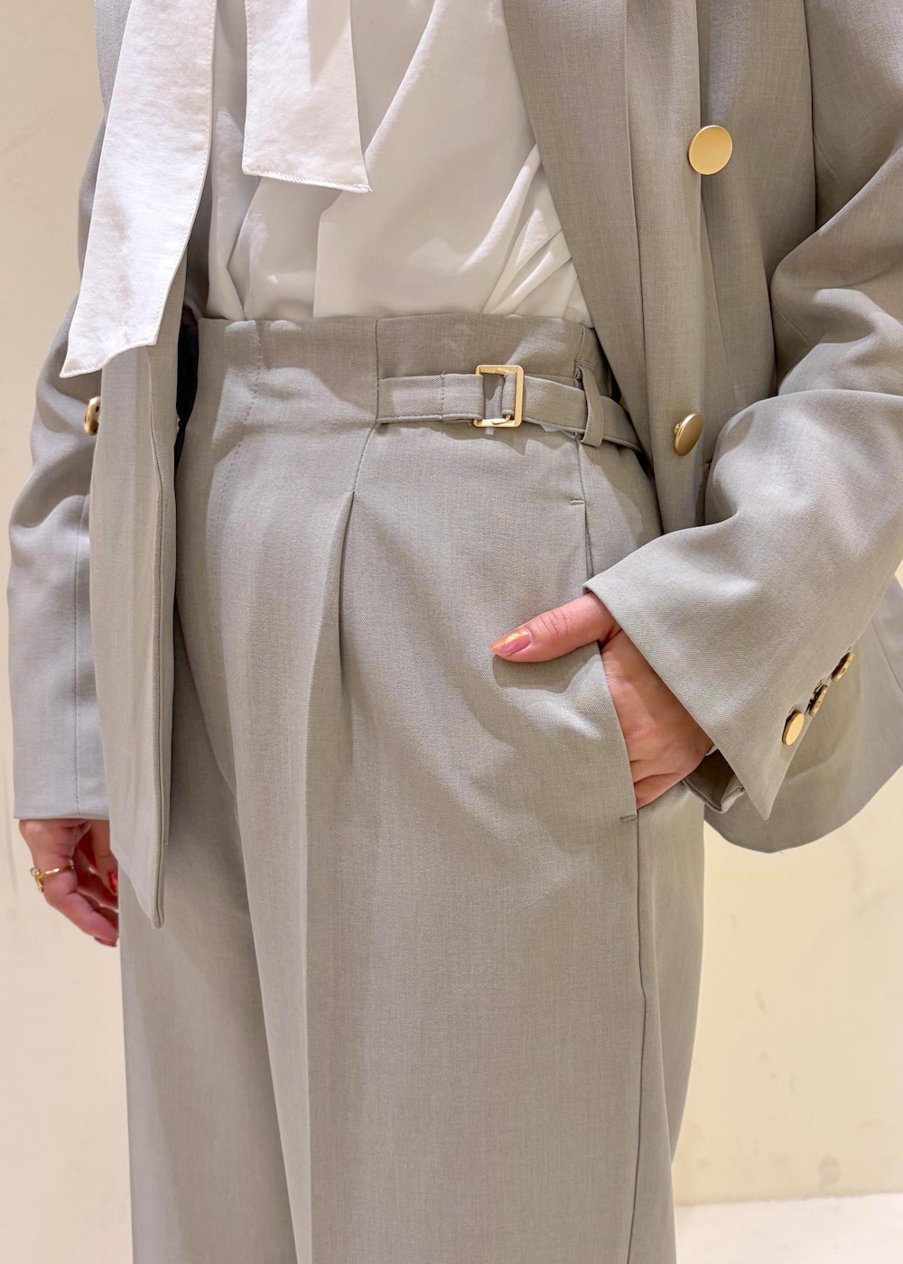 ホワイト系のシャツ/ブラウス、ブラック系のショルダーバッグ、グリーン系のその他パンツを着用したレディースの冬コーディネートの7枚目の写真