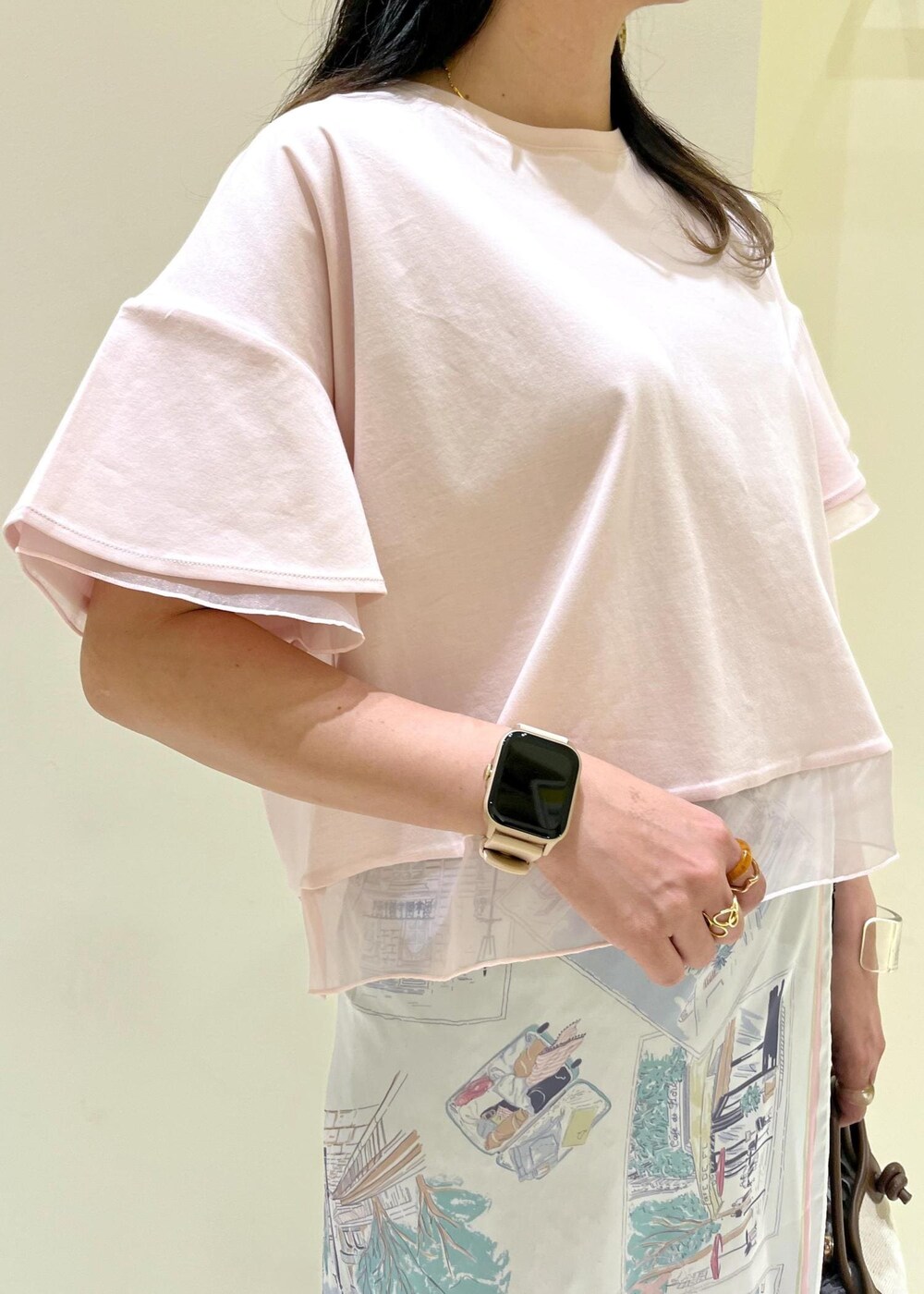 シルバー系のサンダル、ブラウン系のトートバッグ、ブラック系のスカートを着用したレディースの夏コーディネートの5枚目の写真