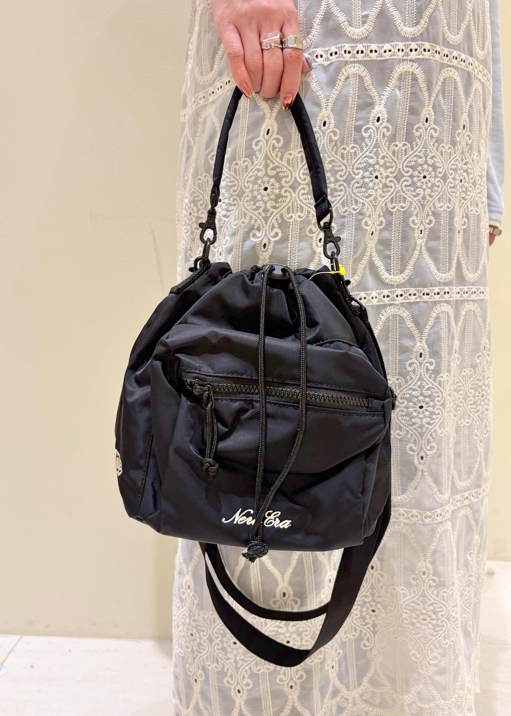 ブルー系のTシャツ/カットソー、ブラック系のデニムパンツ、ホワイト系のワンピースを着用したレディースの春コーディネートの8枚目の写真