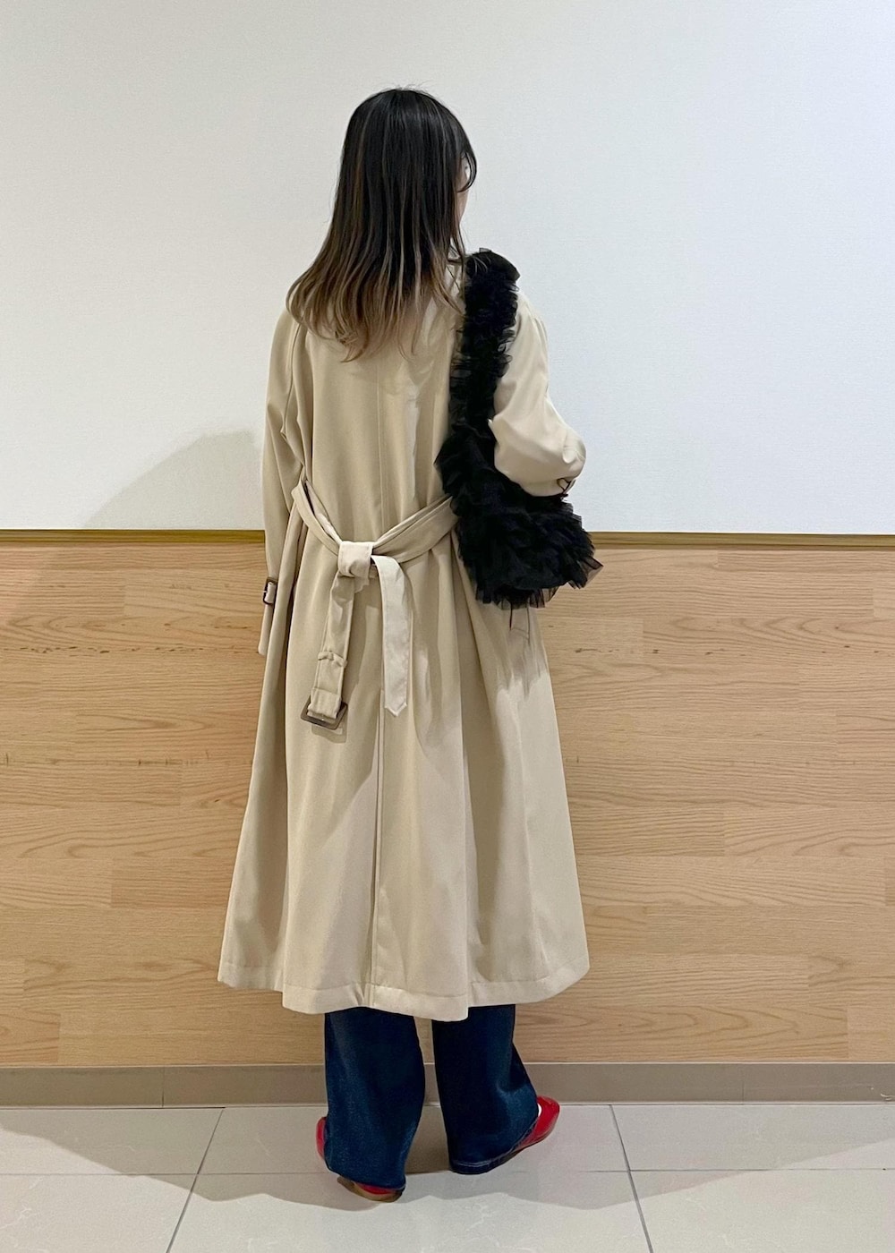 ブルー系のデニムパンツ、ブルー系のベスト、ピンク系のTシャツ/カットソーを着用したレディースの冬コーディネートの4枚目の写真