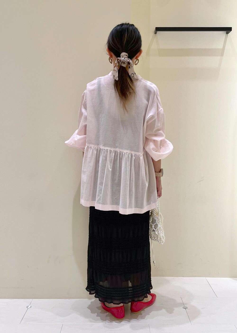 グレー系のタンクトップ、レッド系のバレエシューズ、ピンク系のシャツ/ブラウスを着用したレディースの春コーディネートの5枚目の写真