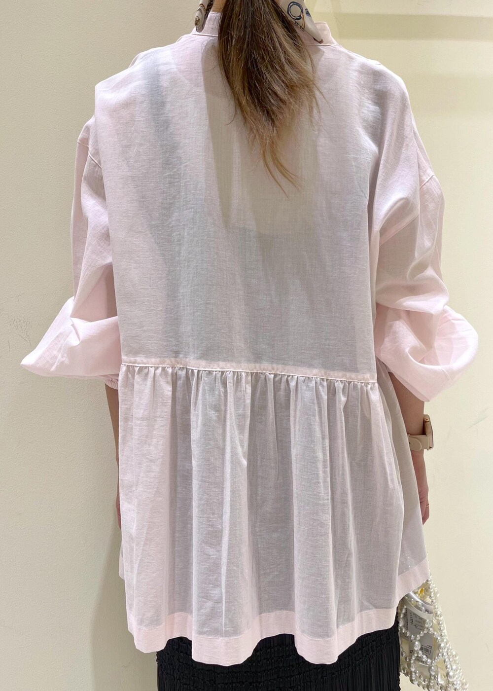 グレー系のタンクトップ、レッド系のバレエシューズ、ピンク系のシャツ/ブラウスを着用したレディースの春コーディネートの7枚目の写真