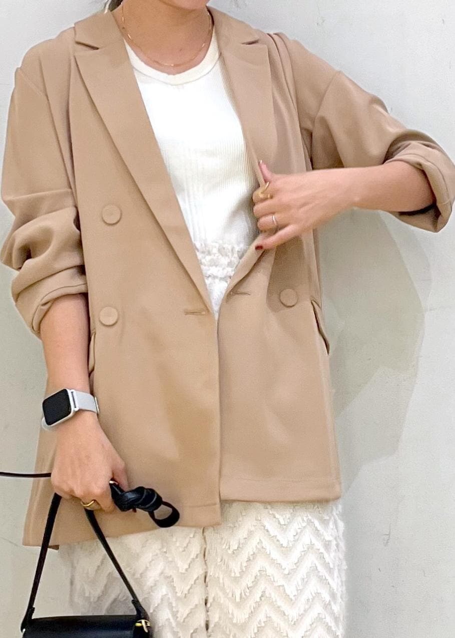 ベージュ系のタンクトップ、ブラック系のショルダーバッグ、ベージュ系のその他パンツを着用したレディースの秋コーディネートの7枚目の写真