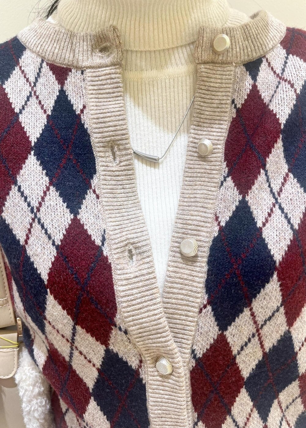 ベージュ系のカーディガン/ボレロ、ホワイト系のニット/セーター、ブラウン系のその他パンツを着用したレディースの秋コーディネートの6枚目の写真