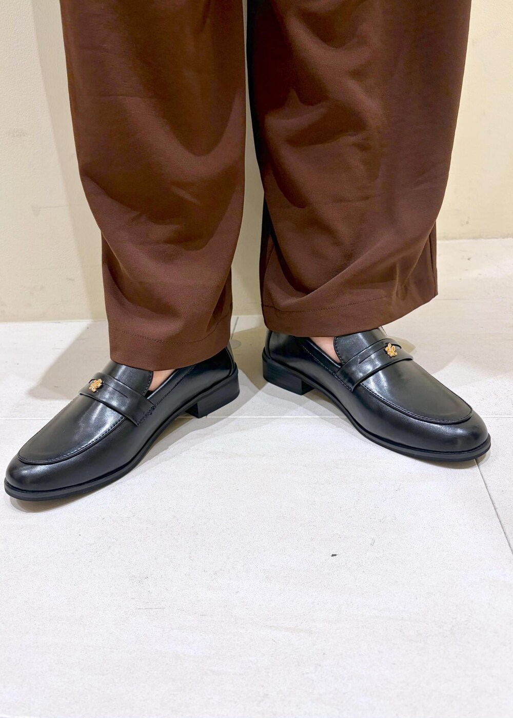 ブラウン系のその他パンツ、ブルー系のシャツ/ブラウス、ブラック系のローファーを着用したレディースの秋コーディネートの10枚目の写真