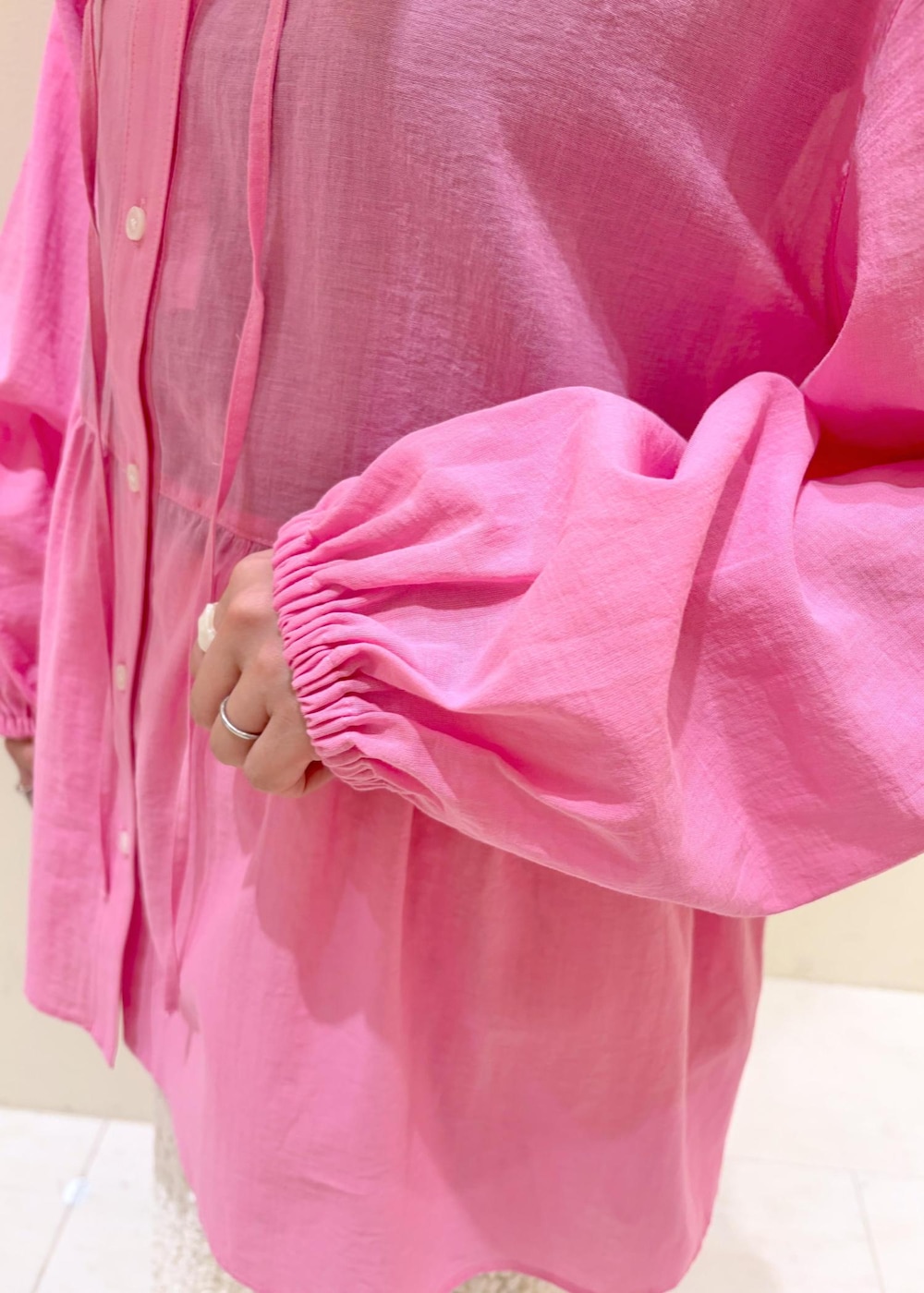 ホワイト系のスカート、ピンク系のシャツ/ブラウス、ブラック系のショルダーバッグを着用したレディースの春コーディネートの5枚目の写真