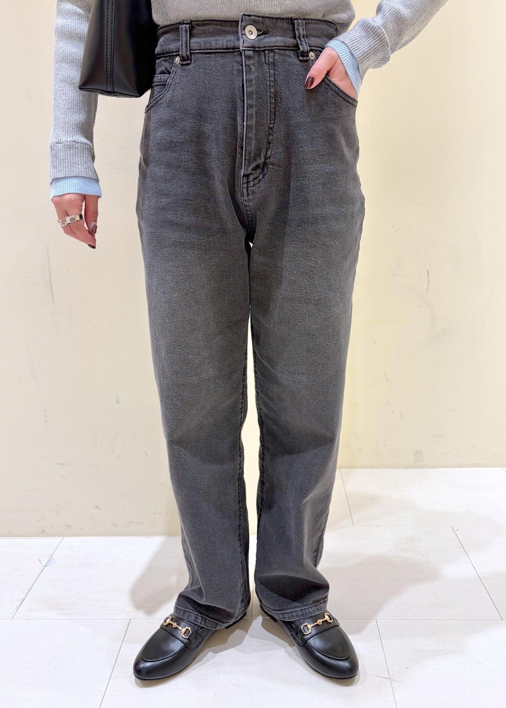 ブラック系のショルダーバッグ、ブラック系のローファー、グレー系のニット/セーターを着用したレディースの冬コーディネートの7枚目の写真