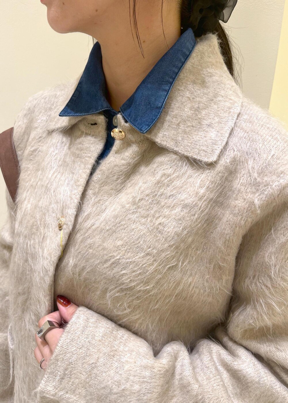 ブルー系のシャツ/ブラウス、ベージュ系のカーディガン/ボレロ、ブラック系のブーツを着用したレディースの秋コーディネートの5枚目の写真