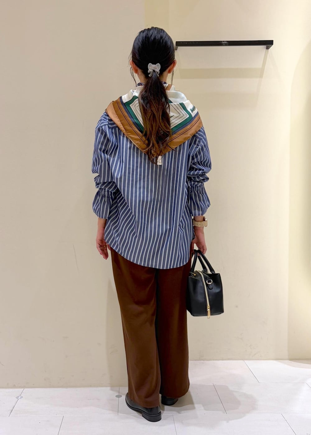 ブラウン系のその他パンツ、ブルー系のシャツ/ブラウス、ブラック系のローファーを着用したレディースの秋コーディネートの4枚目の写真