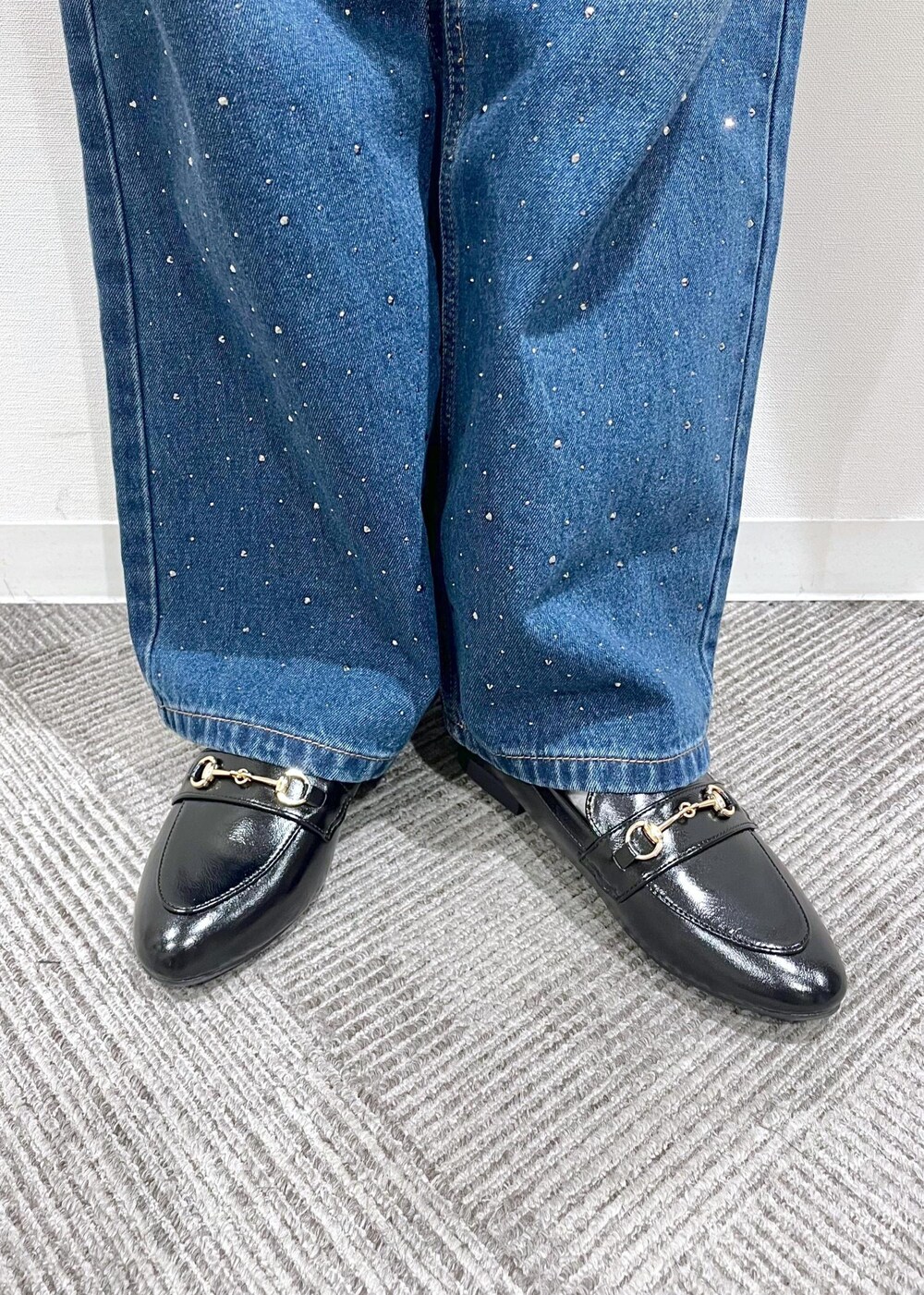 ブラック系のローファー、ブラック系のパンプス、ベージュ系のTシャツ/カットソーを着用したレディースの春コーディネートの10枚目の写真