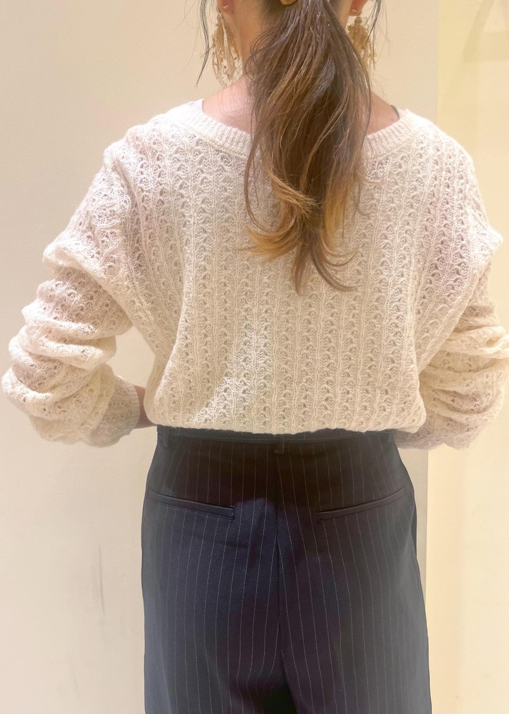 ホワイト系のカーディガン/ボレロ、ブルー系のその他パンツ、ブラウン系のパンプスを着用したレディースの秋コーディネートの6枚目の写真