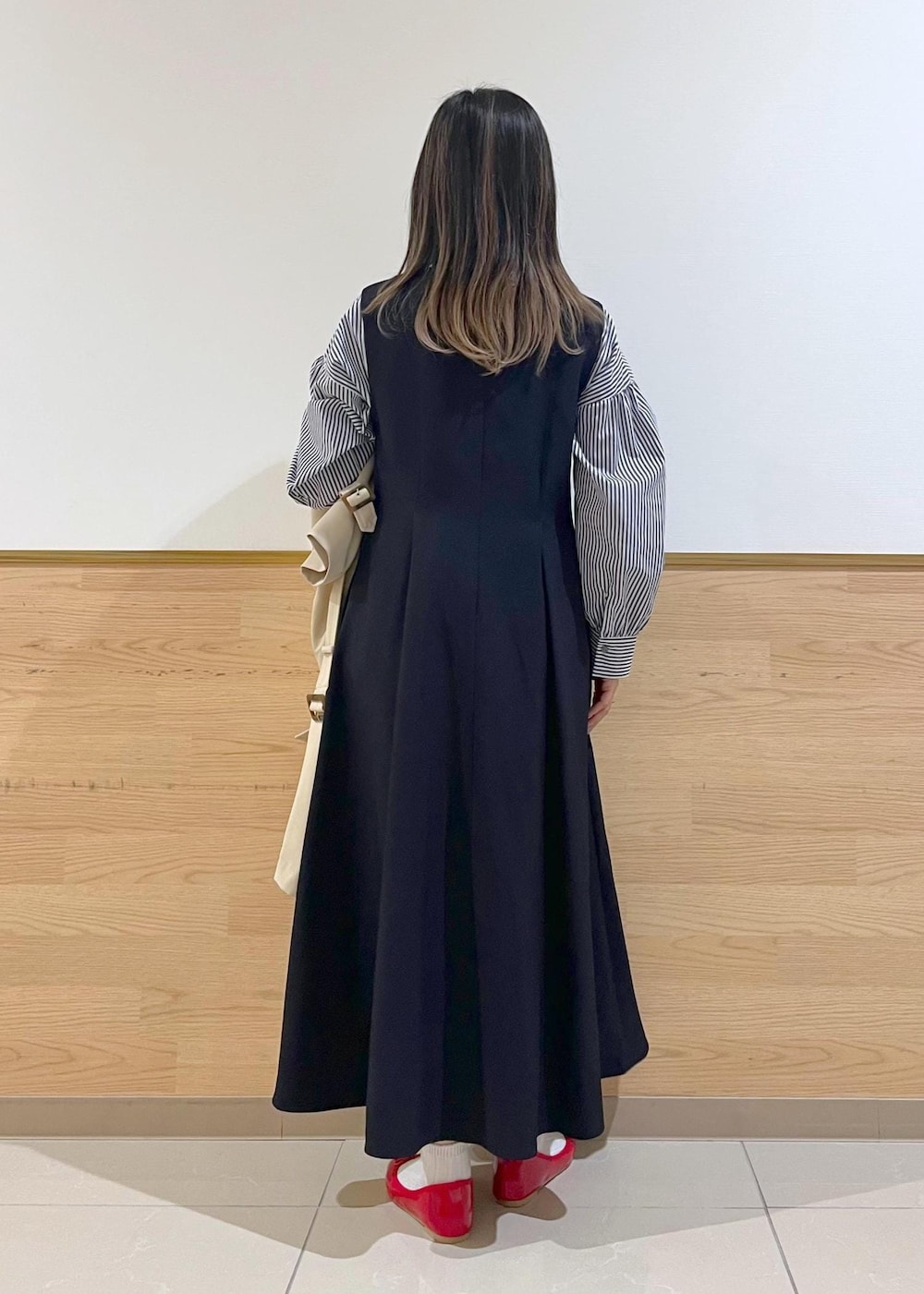 グレー系のショルダーバッグ、ブルー系のシャツ/ブラウス、ベージュ系のトレンチコートを着用したレディースの春コーディネートの5枚目の写真