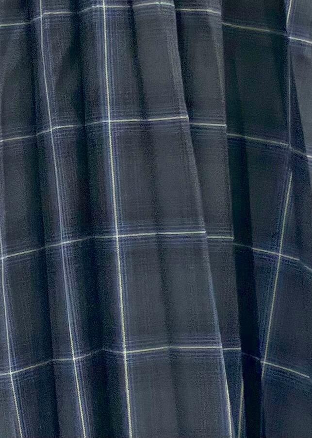 グレー系のタンクトップ、ブラック系のローファー、ブラック系のショルダーバッグを着用したレディースの夏コーディネートの8枚目の写真