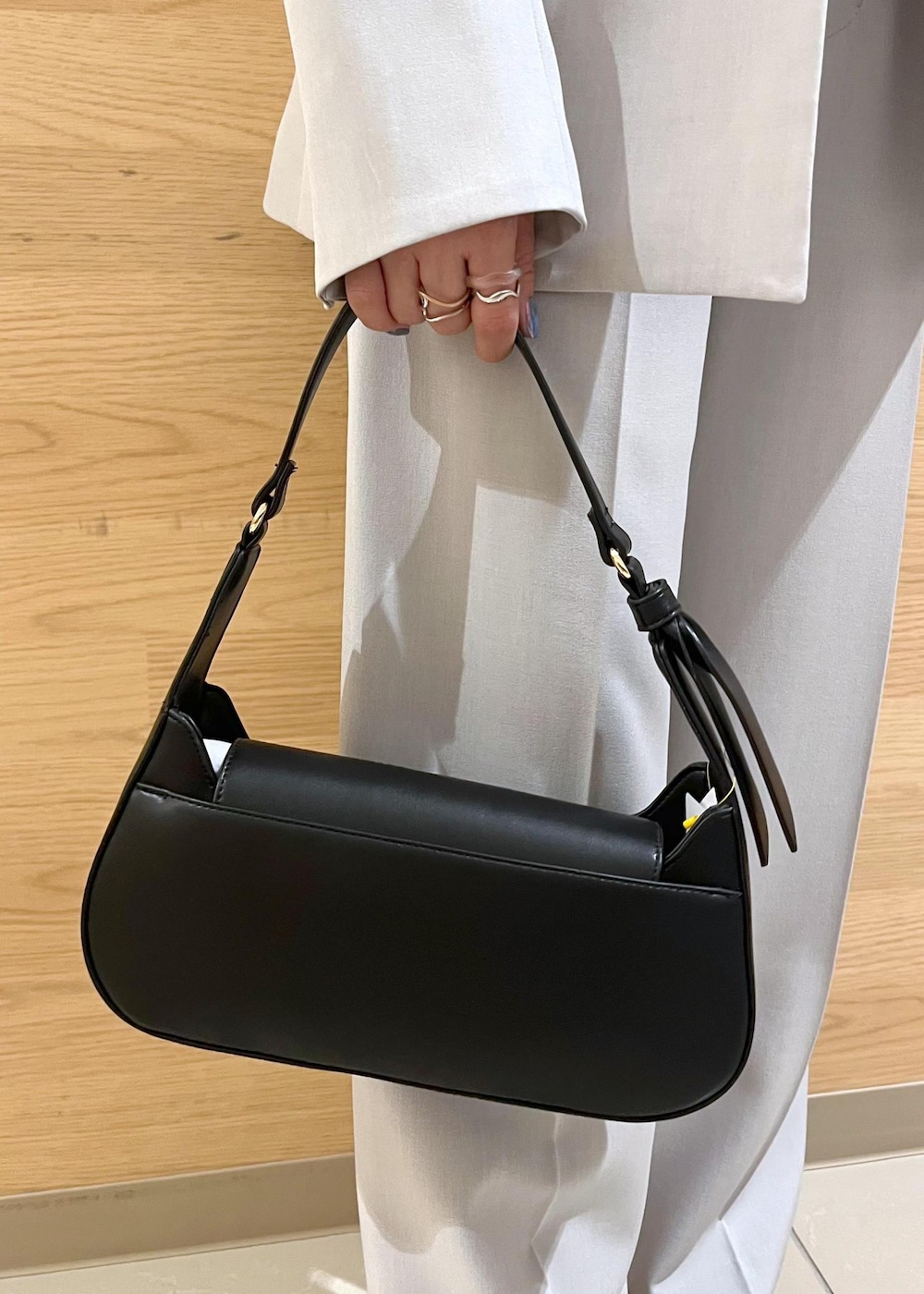 ブラック系のローファー、ホワイト系のカーディガン/ボレロ、グレー系のその他パンツを着用したレディースの冬コーディネートの8枚目の写真