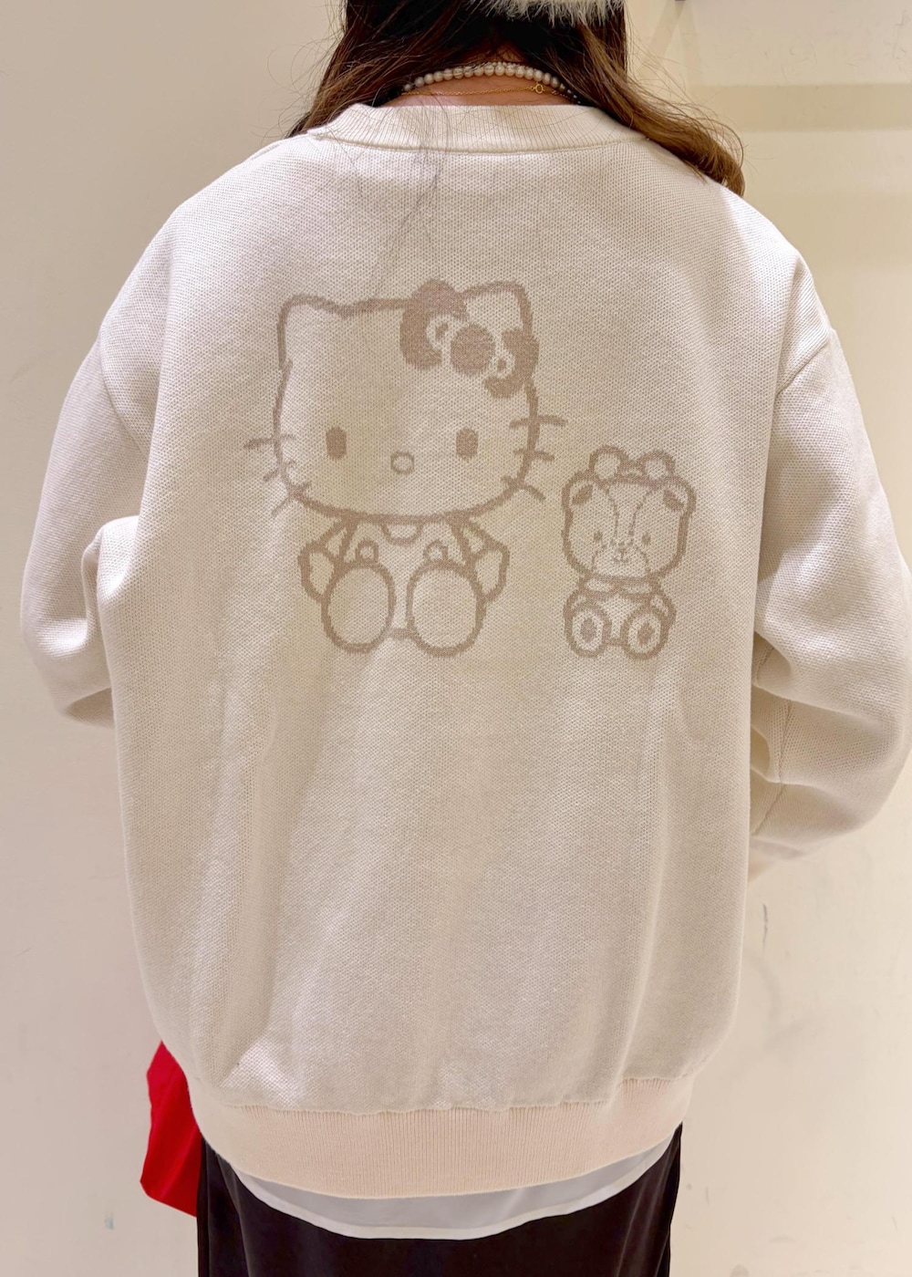 ホワイト系のTシャツ/カットソー、ブラック系のスニーカー、ブラウン系のスカートを着用したレディースの冬コーディネートの7枚目の写真