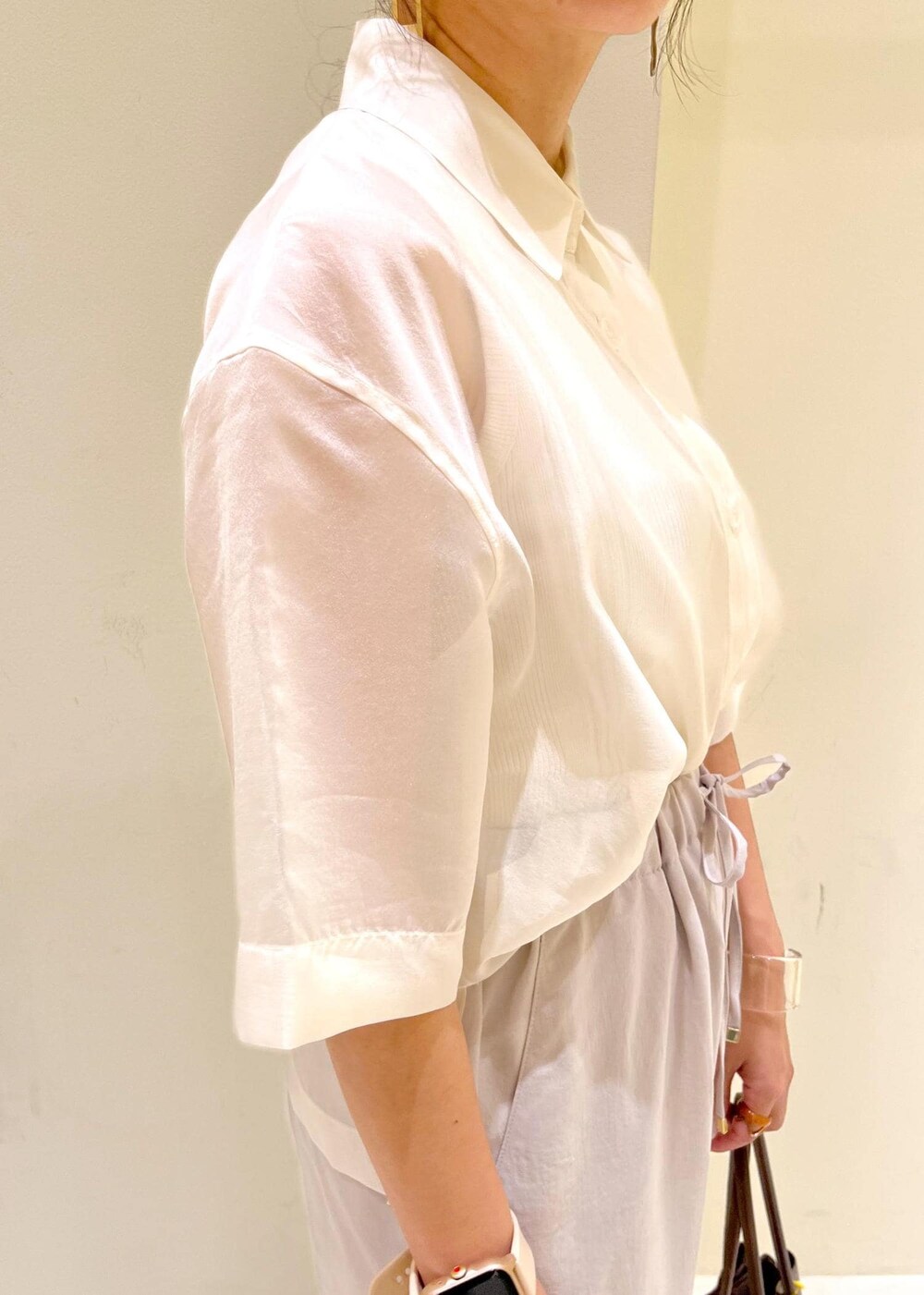 ベージュ系のタンクトップ、ホワイト系のシャツ/ブラウス、ベージュ系のその他パンツを着用したレディースの夏コーディネートの5枚目の写真