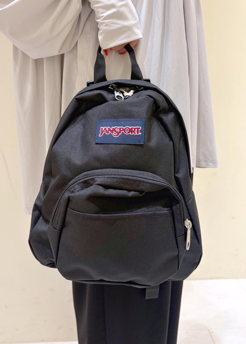 グレー系のパーカー、ブラック系のニット/セーター、ブラック系のその他パンツを着用したレディースの夏コーディネートの8枚目の写真